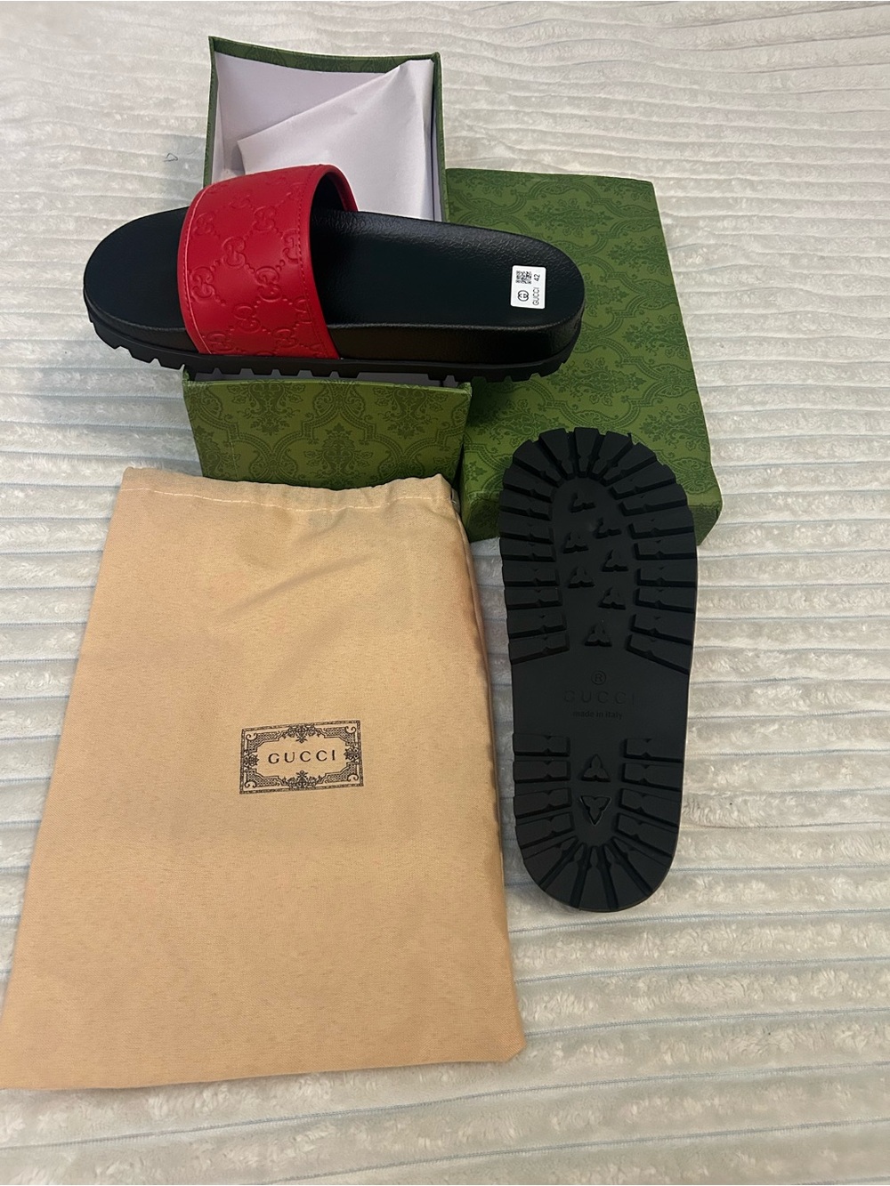 Gucci Men’s Red Logo-Embossed Slide Sandals with Black Footbed - Picture 3 of 3